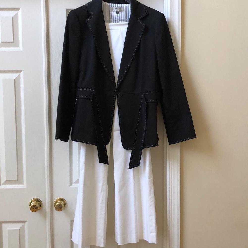 Never worn. 2 piece Tahari lined pants suit.